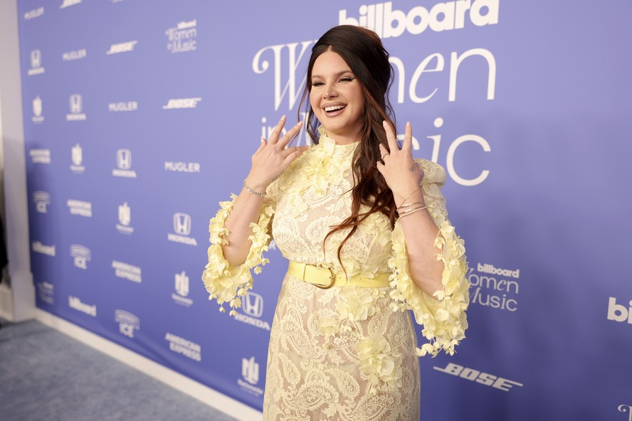 Lana Del Rey ostenta aliança de noivado avaliada em R$ 500 mil