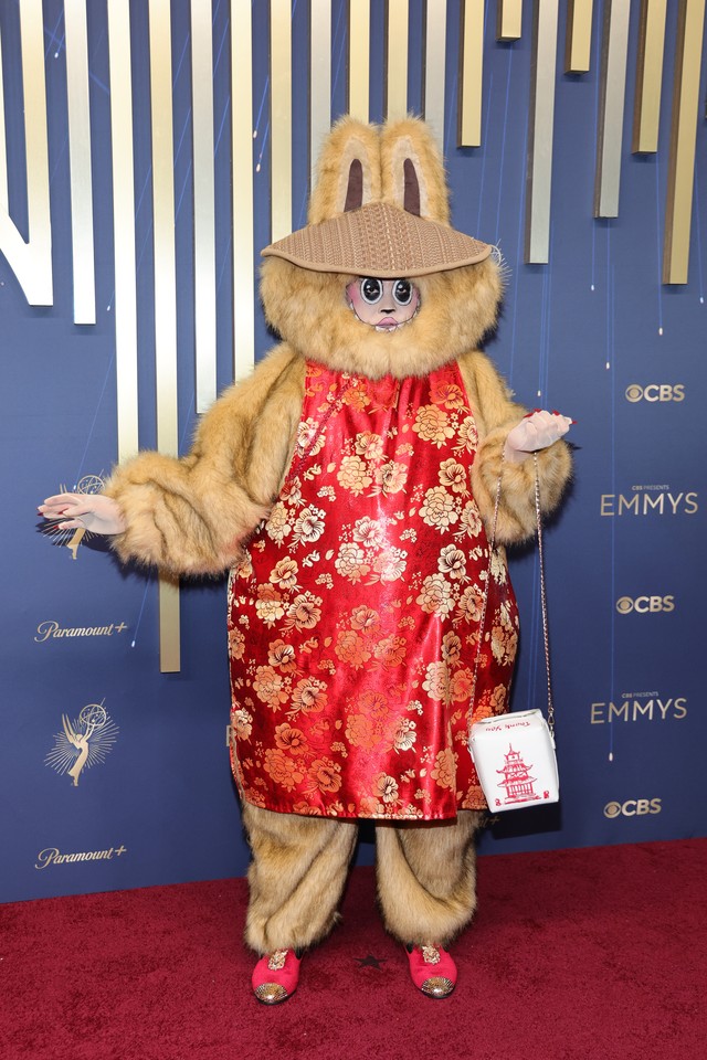 Emmy 2025: 'Labubu' gigante rouba todos os flashes no tapete vermelho