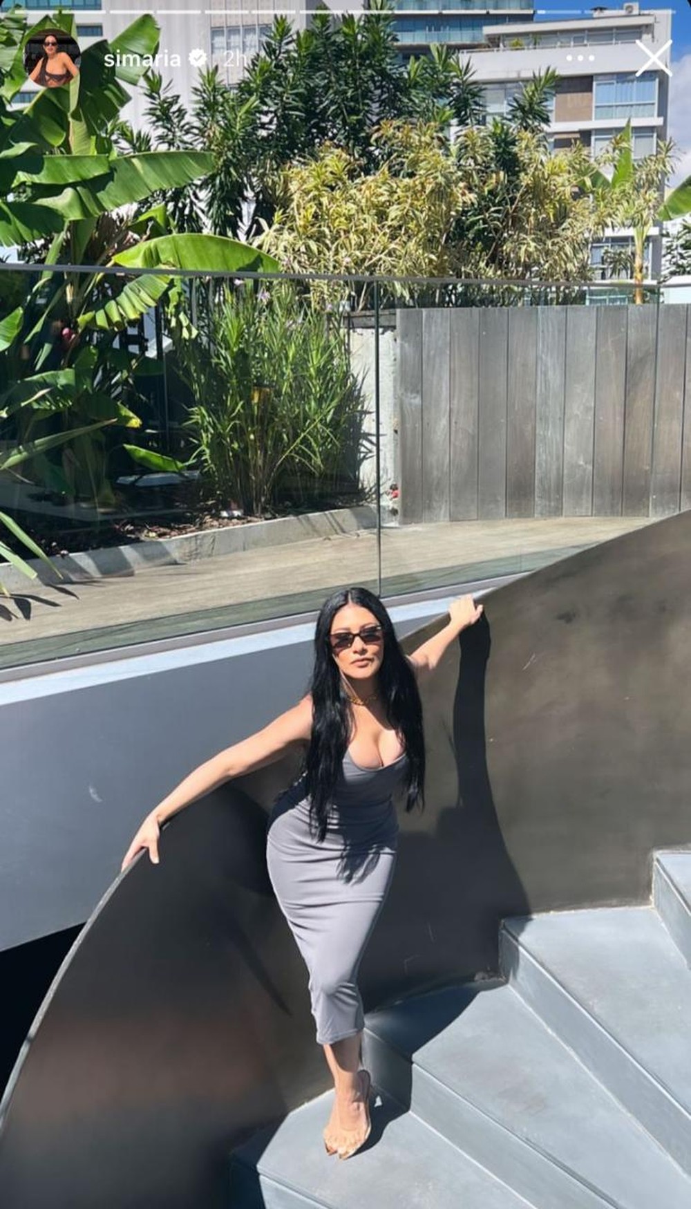 Simaria elege vestido cinza colado e posa à la Kim Kardashian