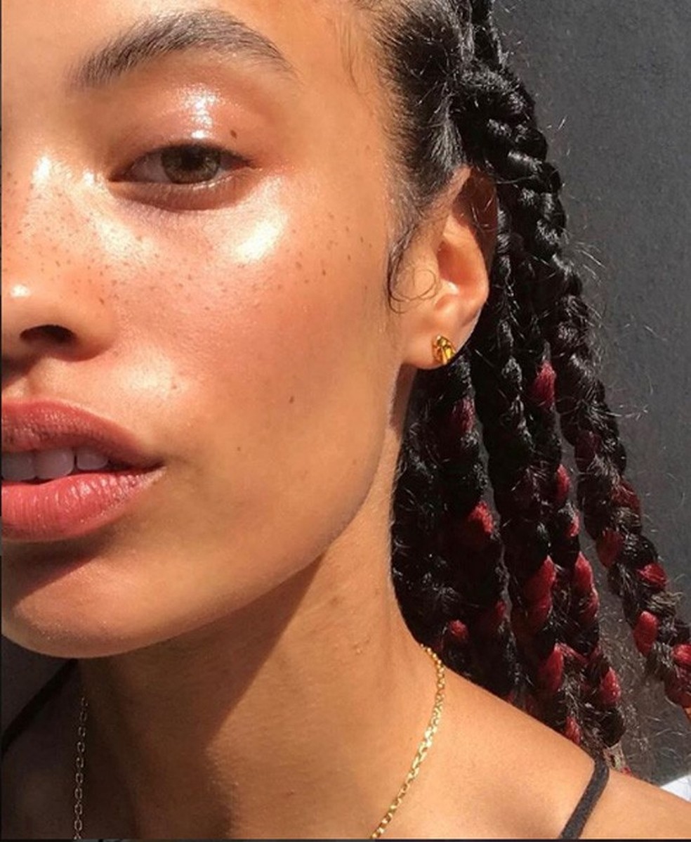 Tem a pele oleosa? Então esse protetor solar é perfeito para você! (Foto: Reprodução / Instagram @Glossier) — Foto: Glamour