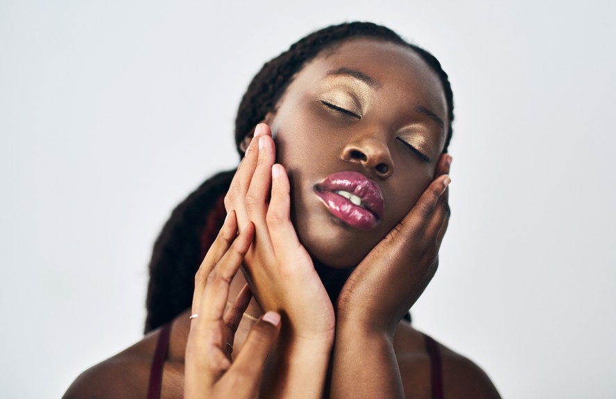 5 produtos ideais para cuidar da pele oleosa, de acordo com o Prêmio Glamour de Beleza