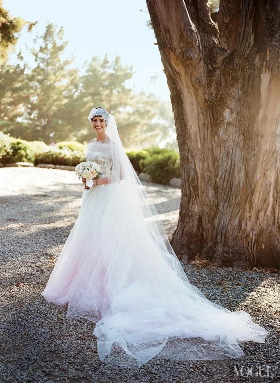 O vestido de noiva de Anna Hathaway foi uma aliança entre ela e o Valentino — Foto: Reprodução | Vogue