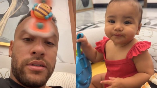 Neymar se diverte ao brincar com sua filha Mavie