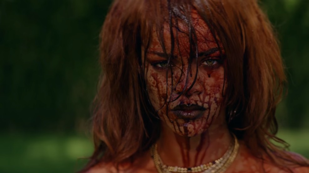 Rihanna aparece toda ensanguentada no final do clipe de "BBHMM". Credo! (Foto: Reprodução) — Foto: Glamour