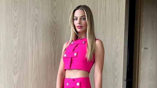 Stylist de Margot Robbie mostra looks "inéditos" da atriz para lançamento de Barbie