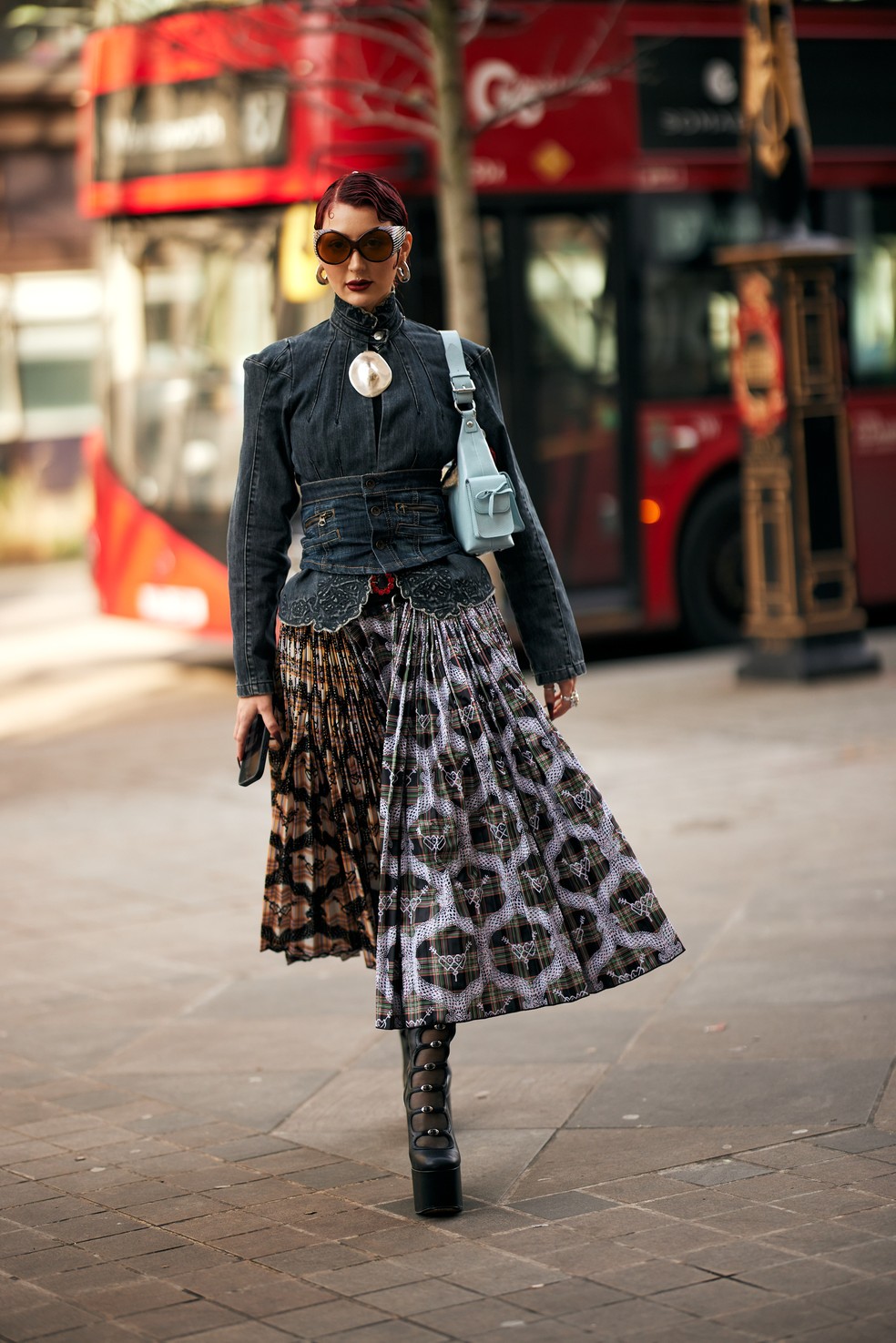LFW: jaqueta jeans é um dos destaques do street style — Foto: Spotlight Launchmetrics