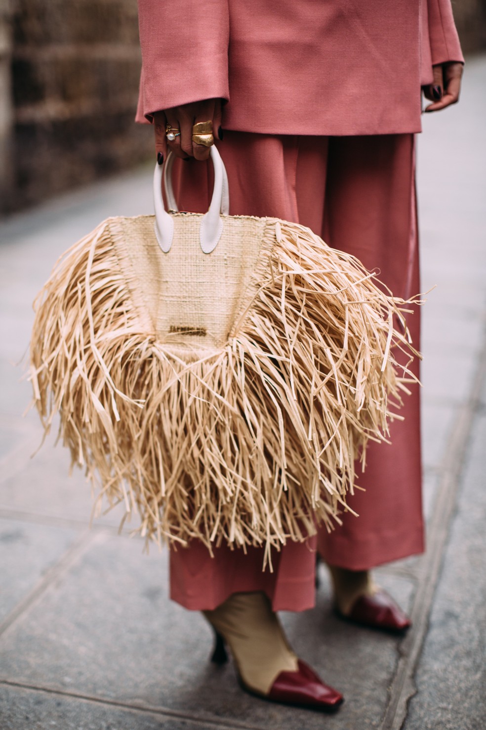 Bolsa de palha de Jacquemus (Foto: Imaxtree) — Foto: Glamour