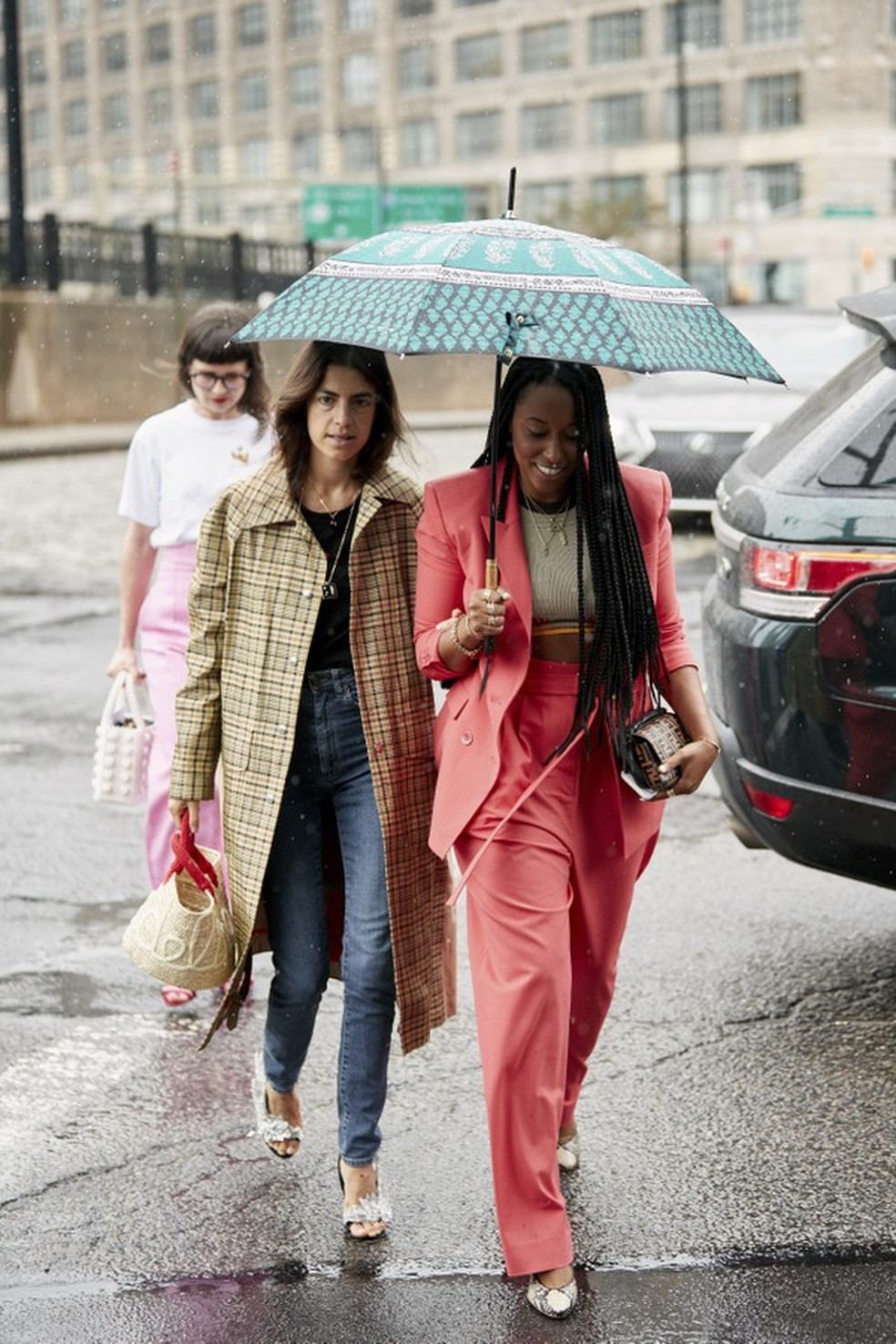 Living Coral: looks direto do street style com a cor de 2019 (Foto: Imaxtree) — Foto: Glamour