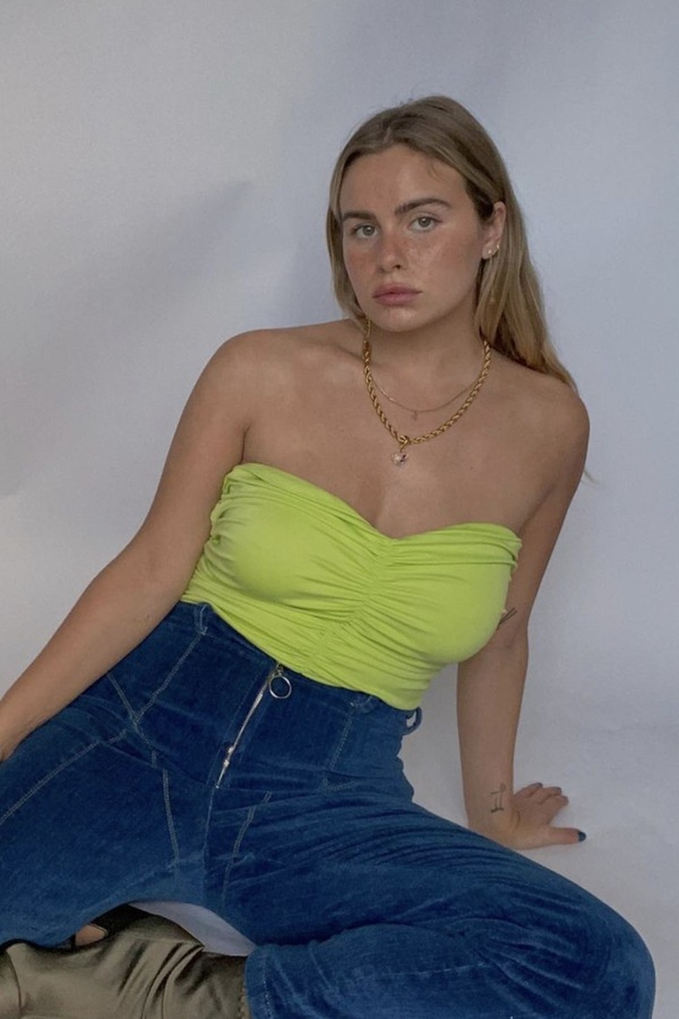 Look com maiô (Foto: @courtneecrews) — Foto: Glamour