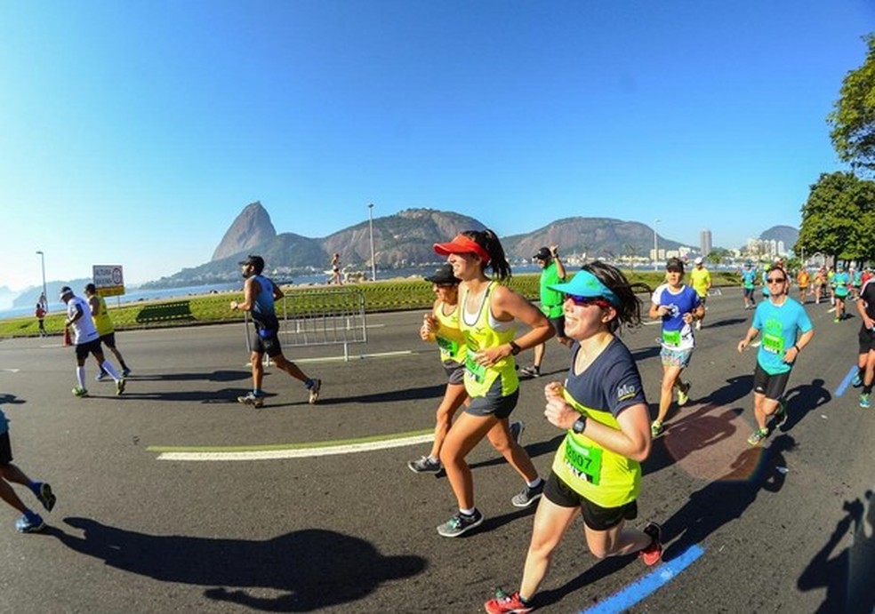 Rosana Hermann e sua filha, Anita Efraim (as duas à direita), correm com a Run & Fun (Foto: Instagram/Reprodução) — Foto: Glamour