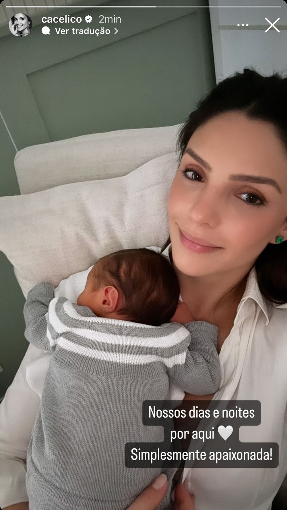 Caroline Celico surge abraçadinha com o filho recém-nascido, Rafael: 'Apaixonada'