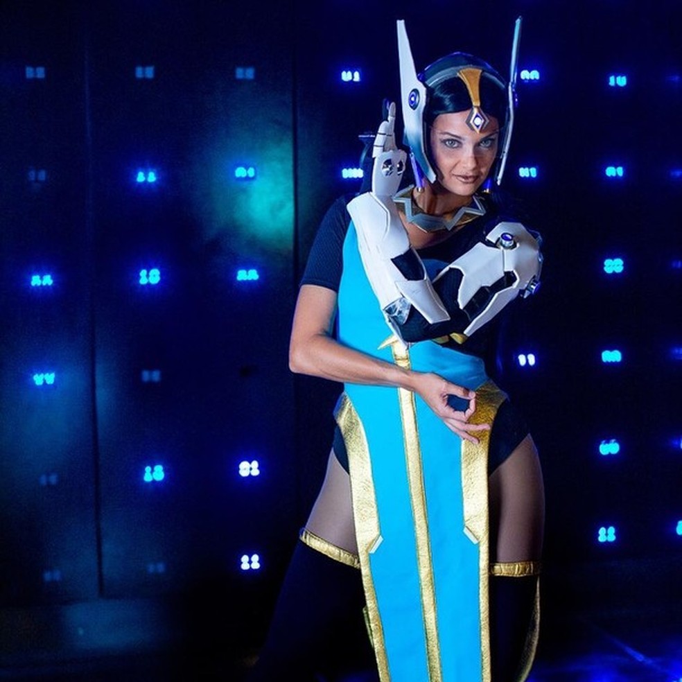 Perola está com o cosplay de Symmetra; personagem fictício do game Overwatch (Foto: Reprodução/Instagram ) — Foto: Glamour