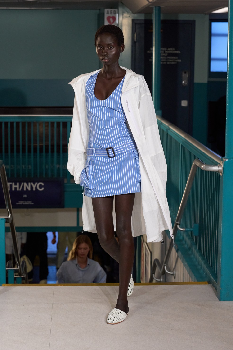 A cor azul bebê promete ser a aposta da temporada de verão 2025 no desfile de Tommy Hilfiger — Foto: Spotlight Launchmetrics