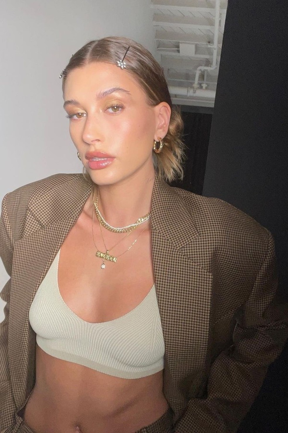 O truque de estilo que está conquistando as famosas é a mistura de colares (Foto: @haileybieber) — Foto: Glamour