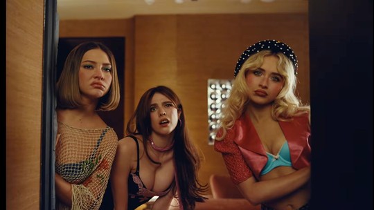 Sabrina Carpenter, Margaret Qualley e Madelyn Cline invadem casa em clipe sensual de 'House Tour'