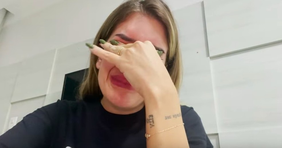 Lore chora em vídeo (Foto: Reprodução/YouTube) — Foto: Glamour