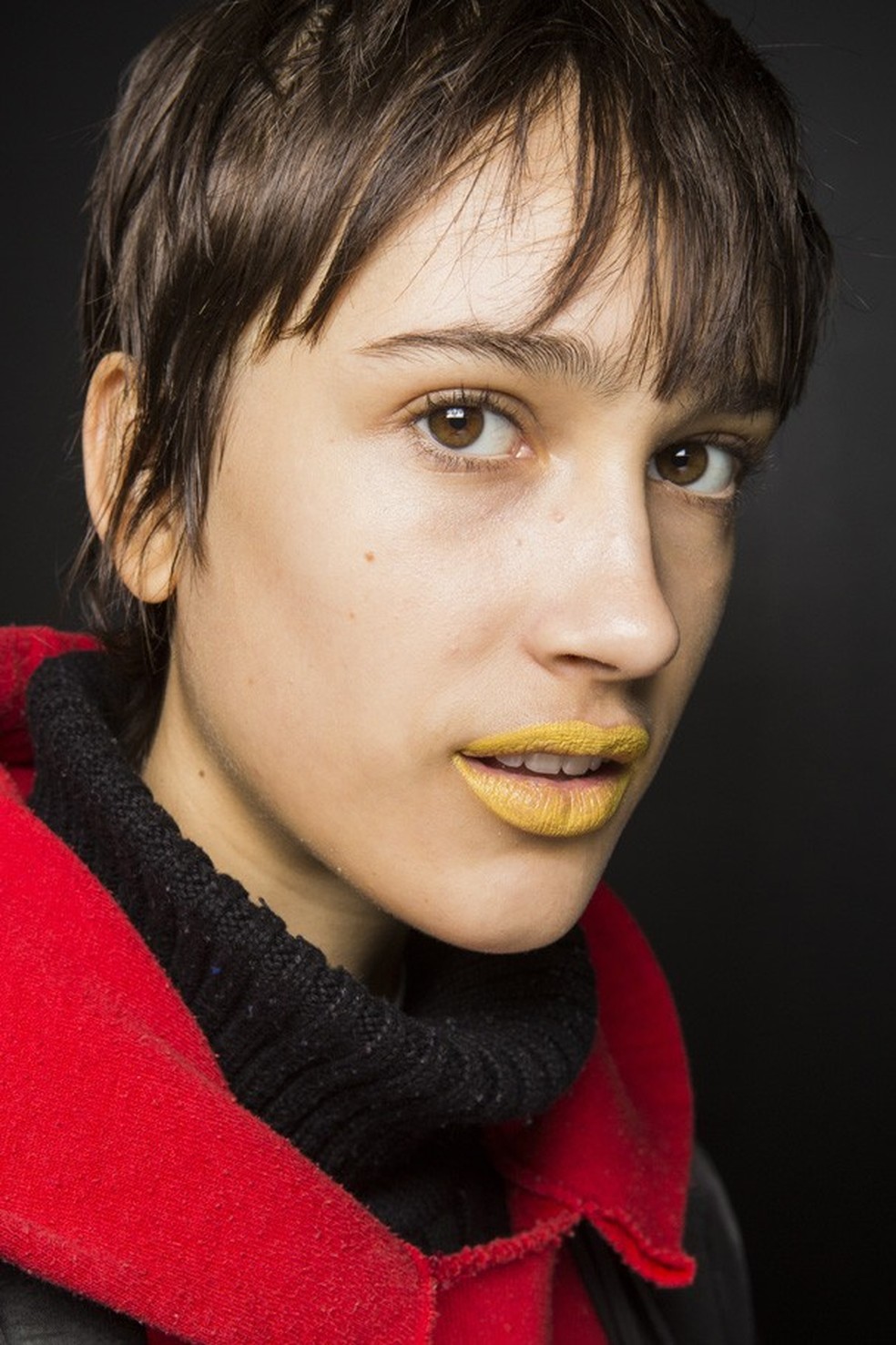 Batom amarelo crú em Annakiki (Foto: ImaxTree) — Foto: Glamour