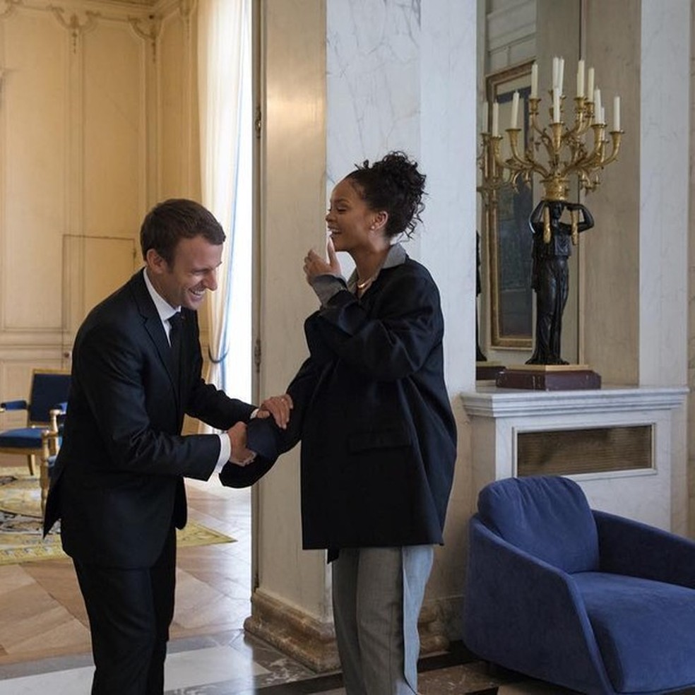 Rihanna em encontro com Emmanuel Macron, presidente da França (Foto: Instagram/Reprodução) — Foto: Glamour