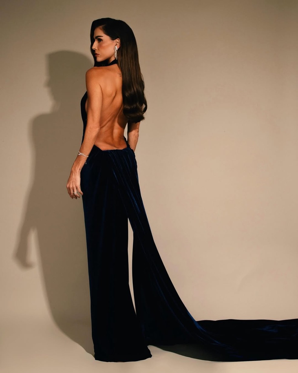Deborah Secco aposta em decote profundo e vestido de veludo elegante para festa de 60 anos da Globo — Foto: Reprodução/Instagram