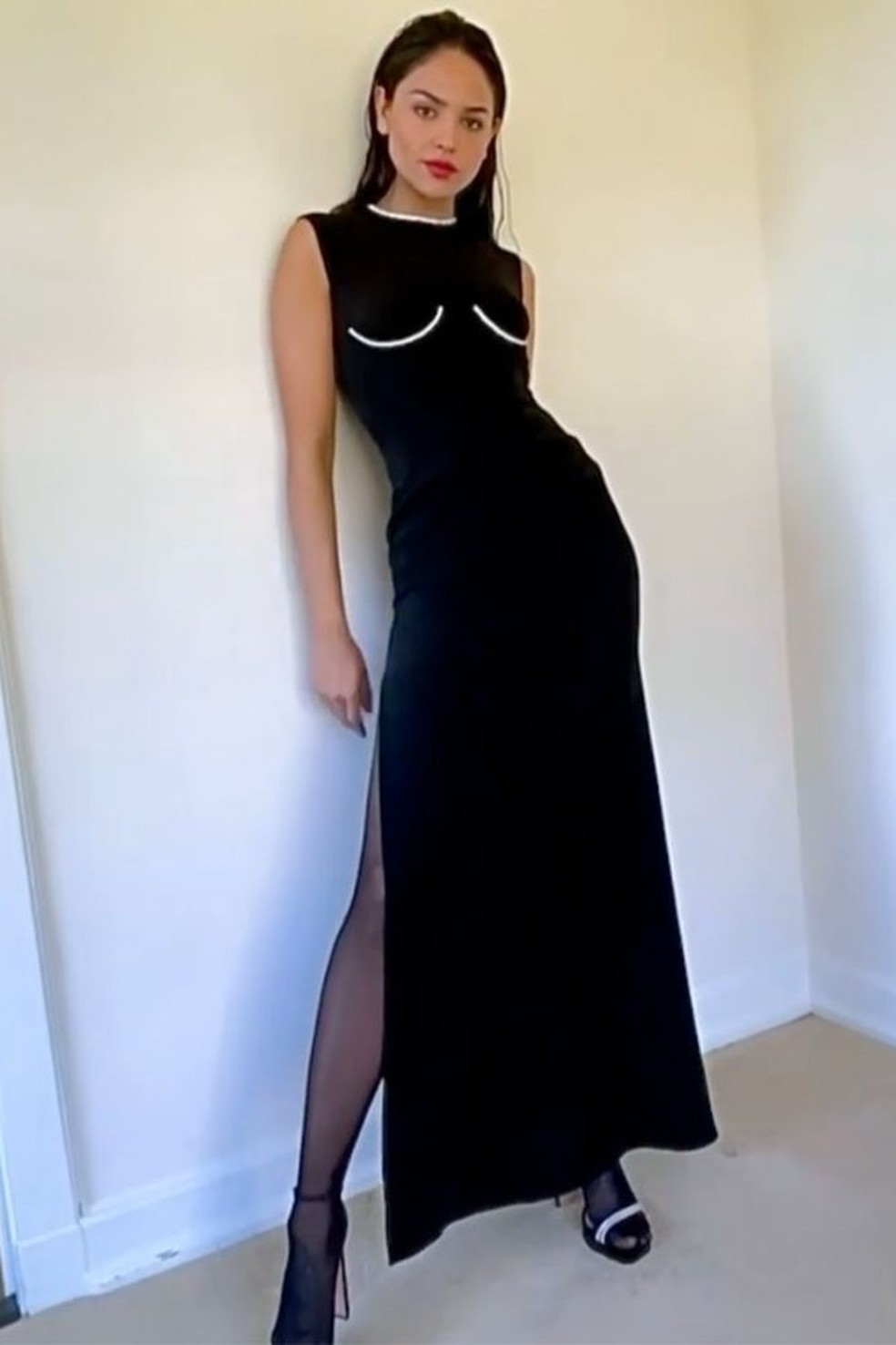 Atriz Eiza González no Globo de Ouro 2021 (Foto: @eizagonzalez) — Foto: Glamour