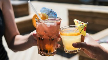 6 receitas de drinks para brindar em dias de calor