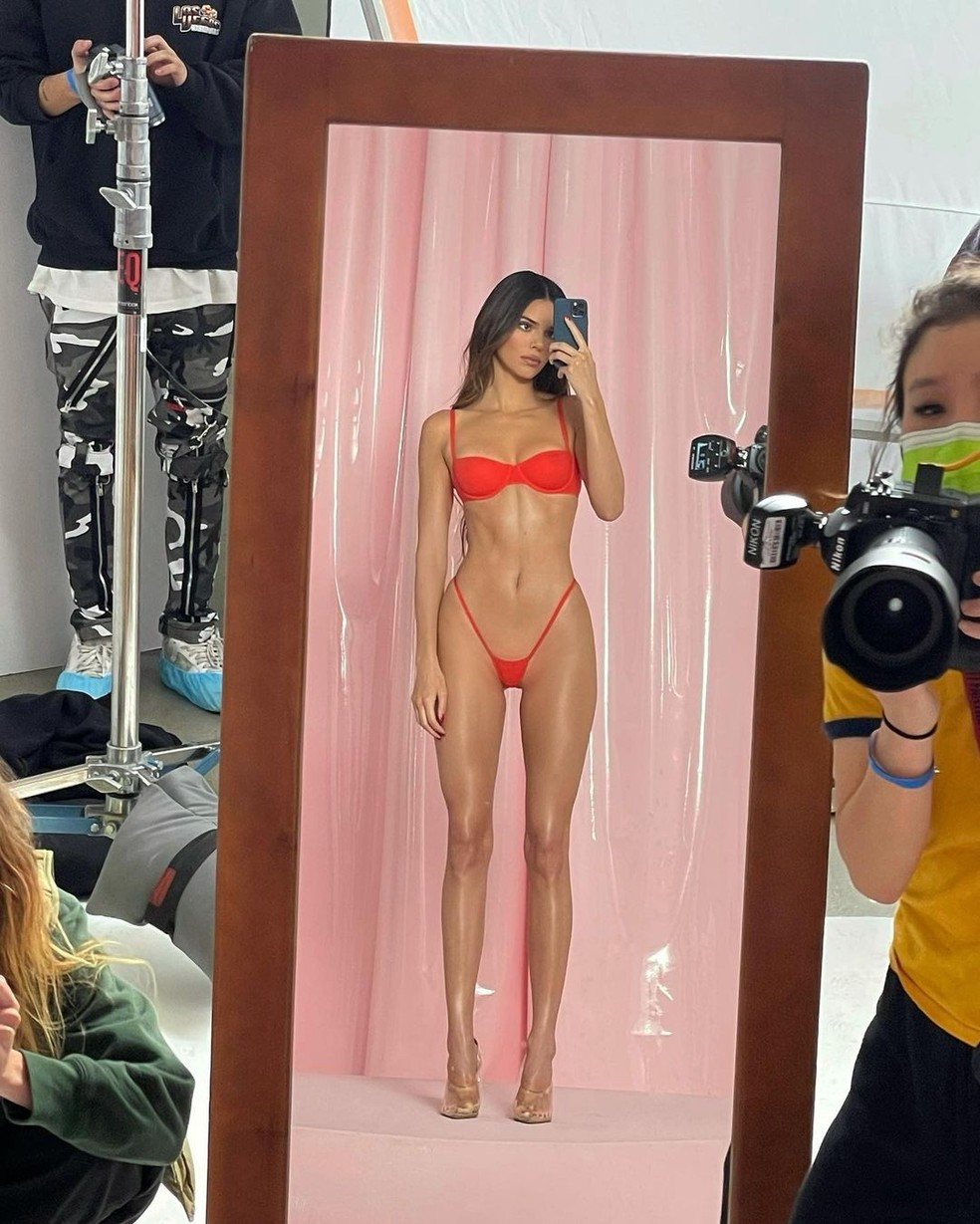 Kendall Jenner e a foto que foi acusada de photoshop para encaixar em padrões estéticos irreais (Foto: Reprodução / Instagram @kendalljenner) — Foto: Glamour