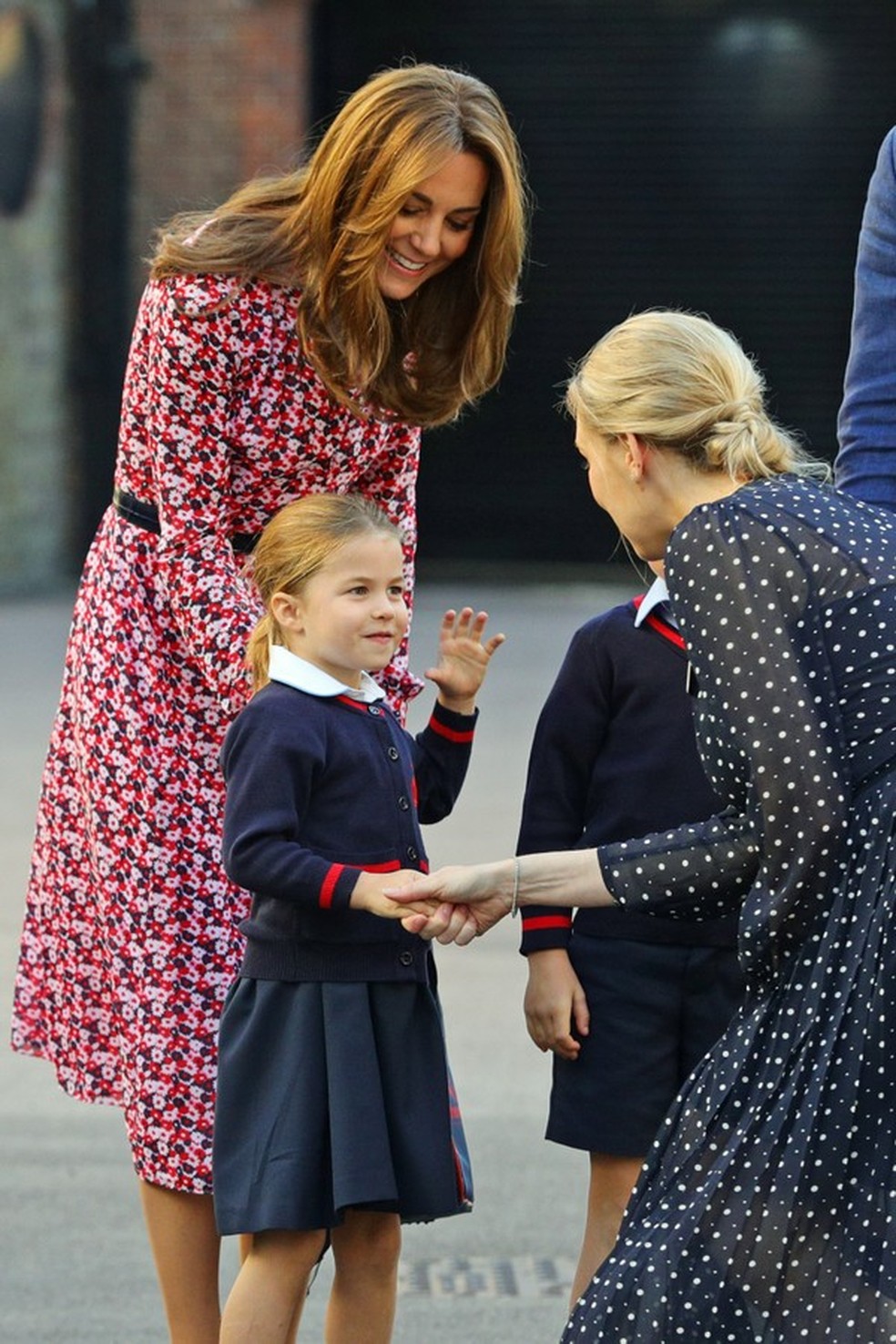 LONDON, UNITED KINGDOM - SEPTEMBER 5: Helen Haslem, head of the lower school greets Princess Charlotte as she arrives for her first day of school, with her brother Prince George and her parents the Duke and Duchess of Cambridge, at Thomas's Battersea in L (Foto: Getty Images) — Foto: Glamour