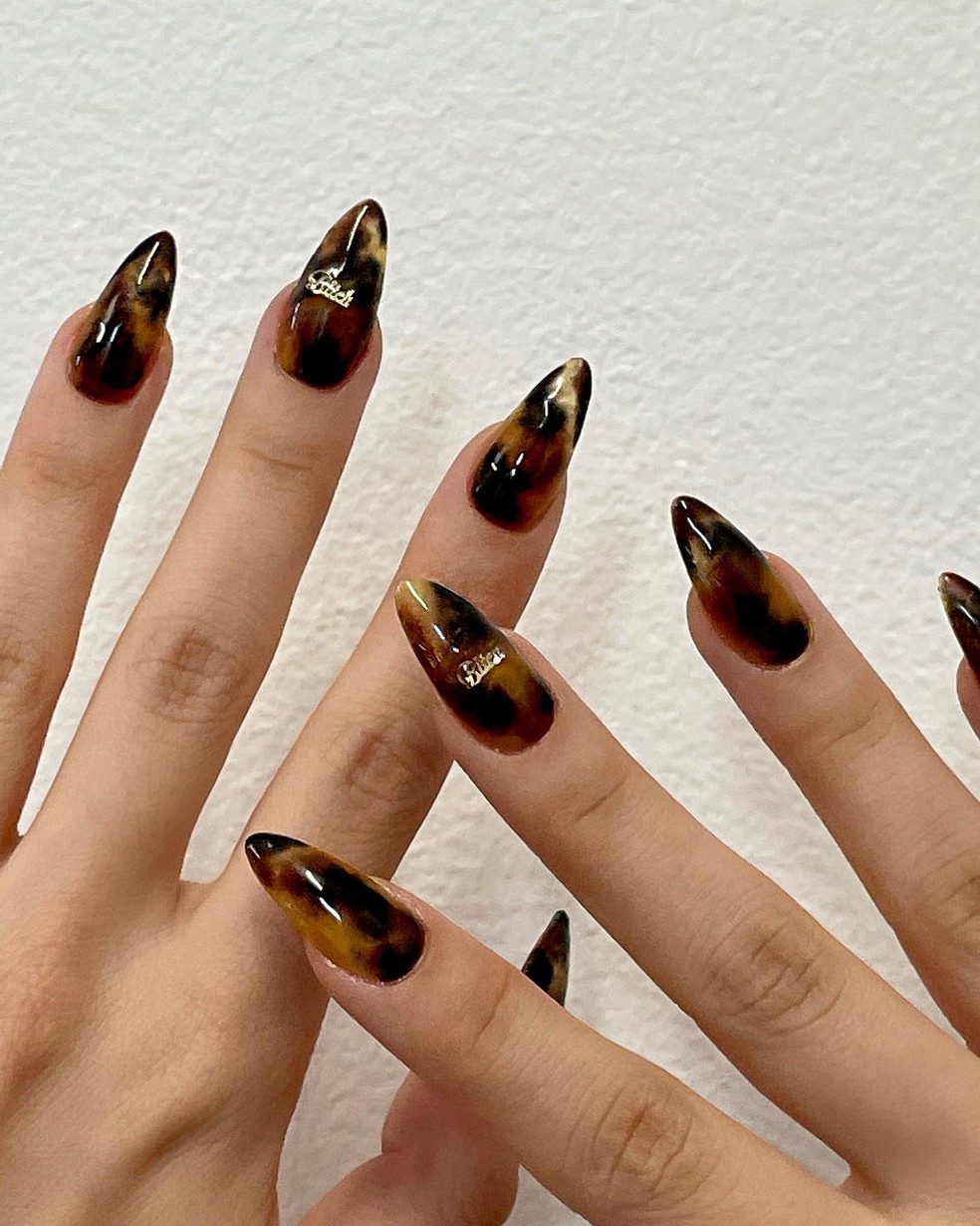 Marrom é o novo preto: inspirações para unhas no tom do outono 2024
