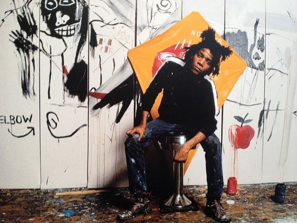 Jean-Michel Basquiat em ação (Foto:Reprodução) — Foto: Glamour