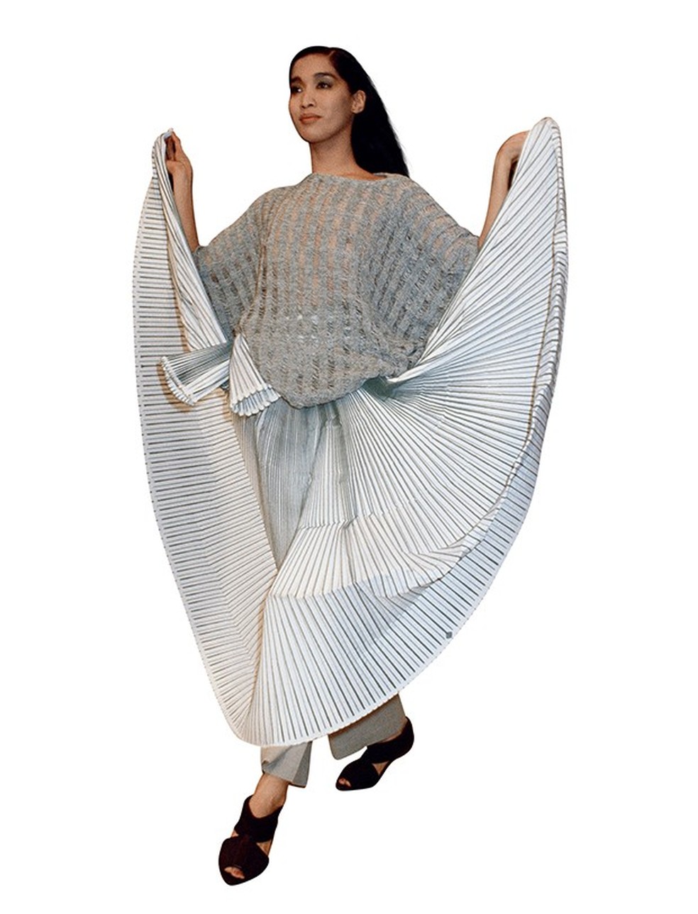 O origami fashion de Issey Miyake na passarela  — Foto: Glamour