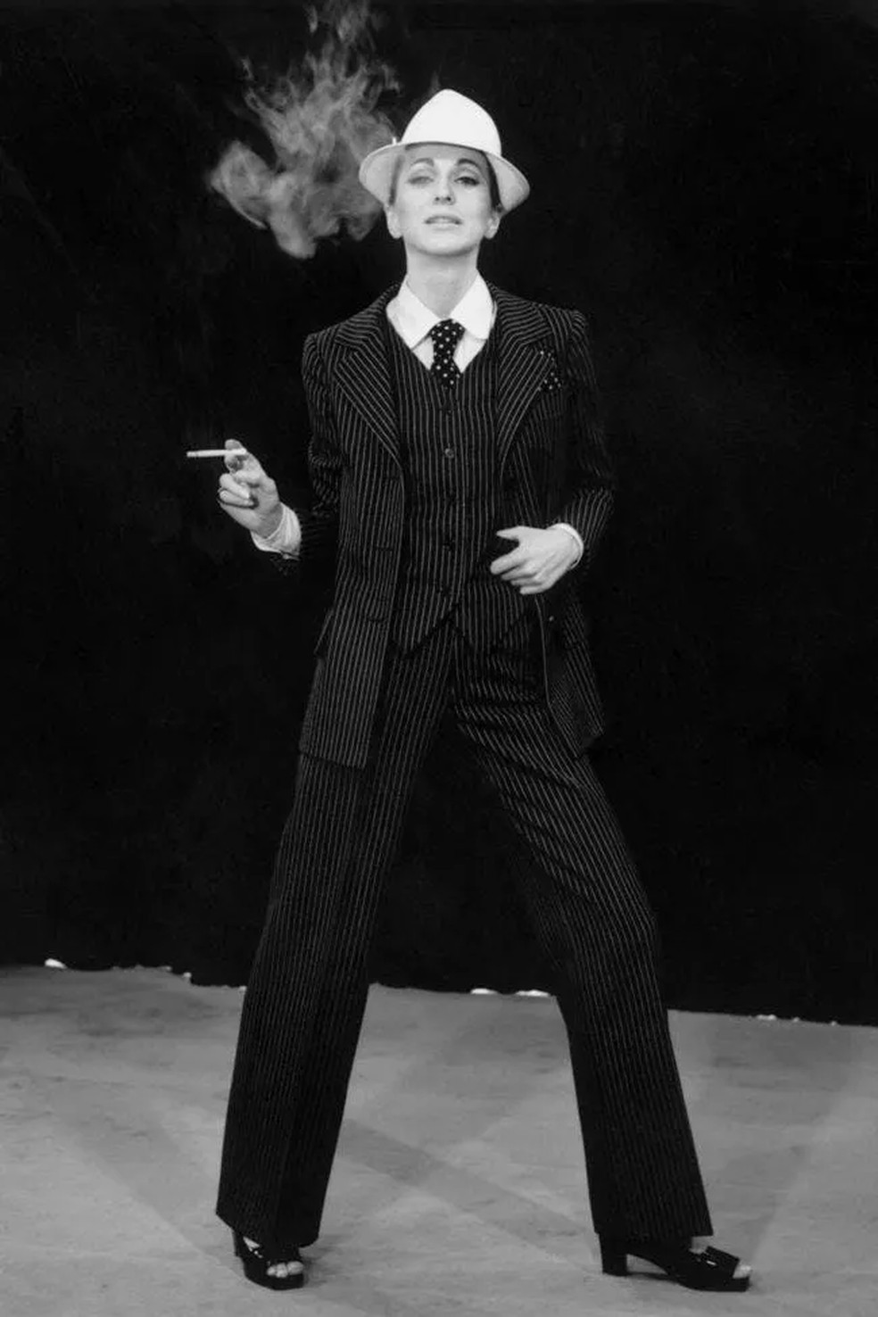 Le Smoking, um dos clássicos de Yves Saint-Laurent, responsável por emancipar as mulheres — Foto: Getty Images