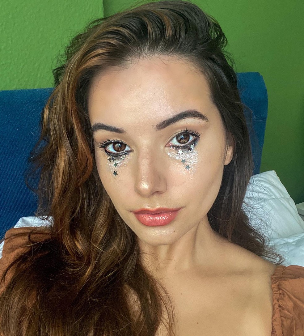 Maquiagem com glitter — Foto: Instagram @brendacellos