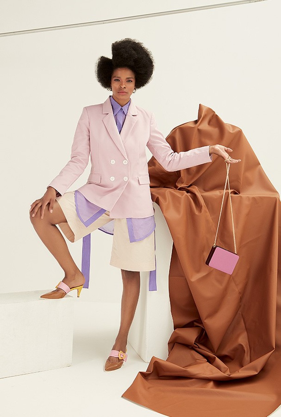 Blusa, R$ 149, Zara; bermuda, R$ 140, Forever 21. Brincos, Marisa Clermann; cinto, R$ 1.198, Bo.Bô; sapatos, R$ 290, Morena Rosa  — Foto: Glamour