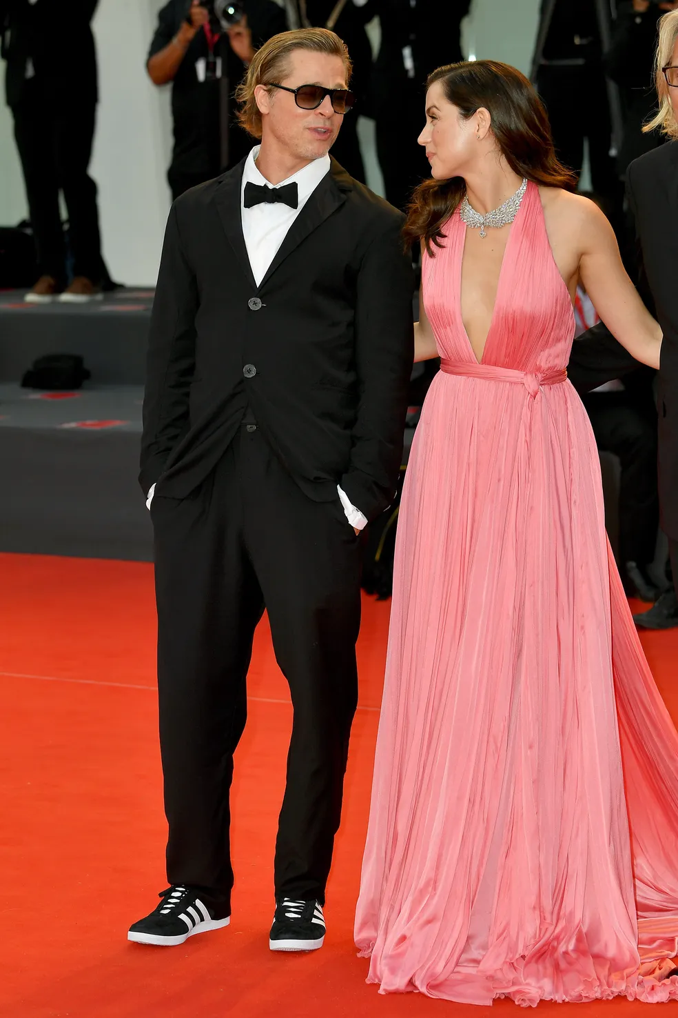 Brad Pitt e Ana De Armas no Festival de Veneza — Foto: Getty Images