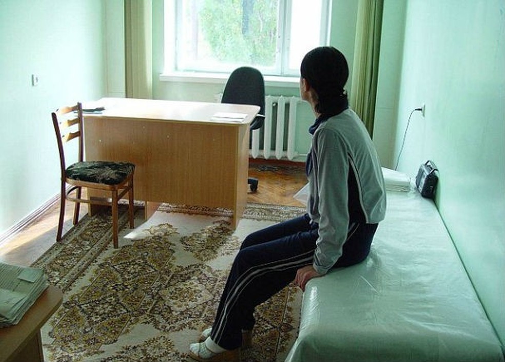 Em seu livro, Stella clicou mulheres de costas, presas em seus mundos, com efeitos colaterais graves no psicológico, devido a toda a tortura que passaram (Foto: International Organisation for Migration) — Foto: Glamour