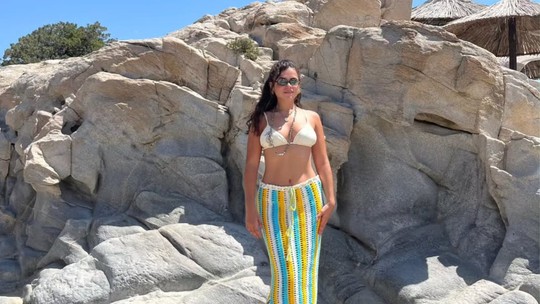 Maisa Silva posa poderosa ao renovar bronzeado em dia de sol