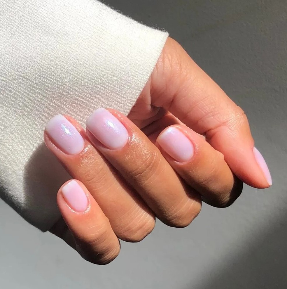 Milky nails: o esmalte branquinho está de volta e aqui estão 10 inspirações para apostar nele — Foto: Instagram/@nailsinc