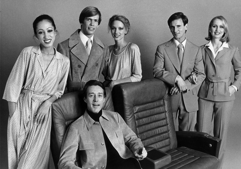 Halston com modelos em looks de sua assinatura em 1975 (Foto: Getty Images) — Foto: Glamour