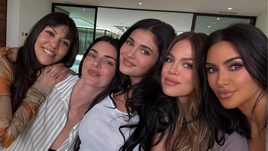 Kim Kardashian mostra irmãs reúnidas para comemorar a Páscoa