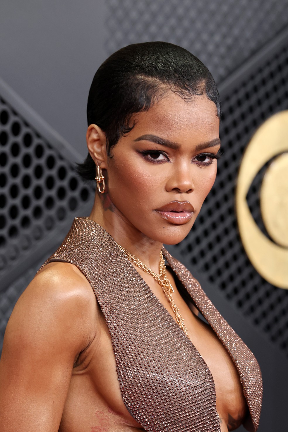Marrom domina os lábios das celebridades no Grammy 2026 — Foto: Getty Images