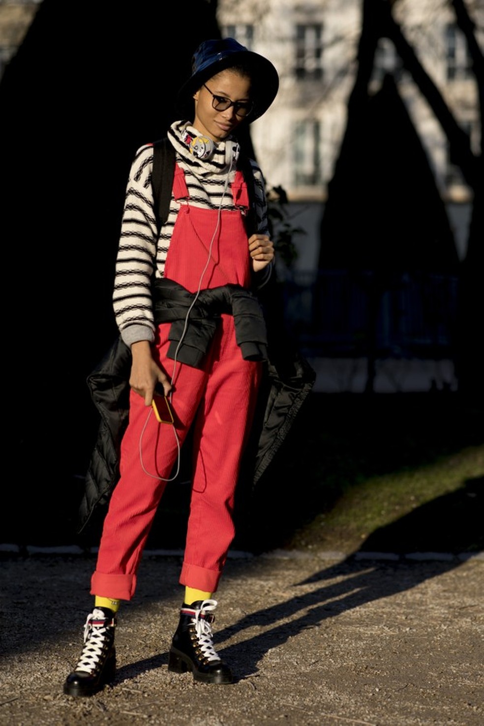 Living Coral: looks direto do street style com a cor de 2019 (Foto: Imaxtree) — Foto: Glamour