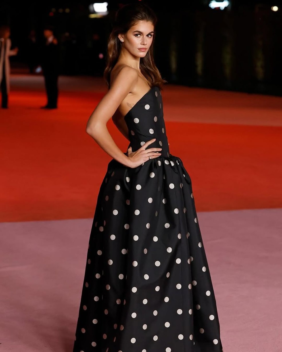 Kaia Gerber usa vestido com estampa de bolinha — Foto: Instagram