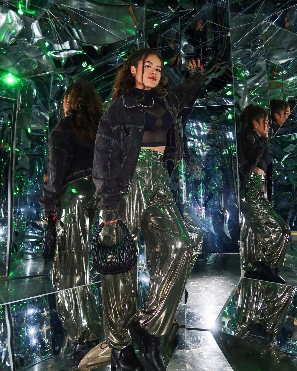 Maisa usa calça metalizada Dolce & Gabbana avaliada em R$ 7.750 — Foto: Instagram