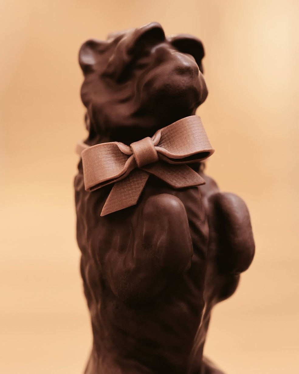 Inspirado em Bobby, cachorro de Christian Dior, a Dior lança obra de arte como chocolate para a Páscoa — Foto: Instagram