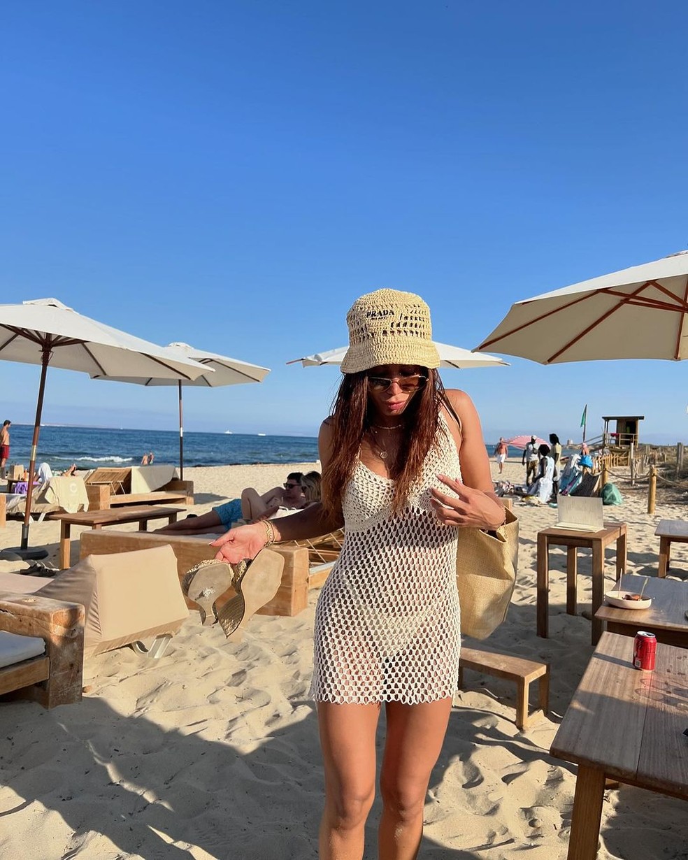 Anitta usa saída de praia confeccionada em crochê — Foto: Instagram