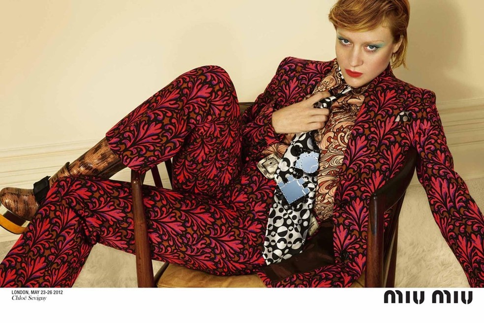 Chloë Sevigny incorpora David Bowie na campanha da Miu Miu em 2012 — Foto: Reprodução