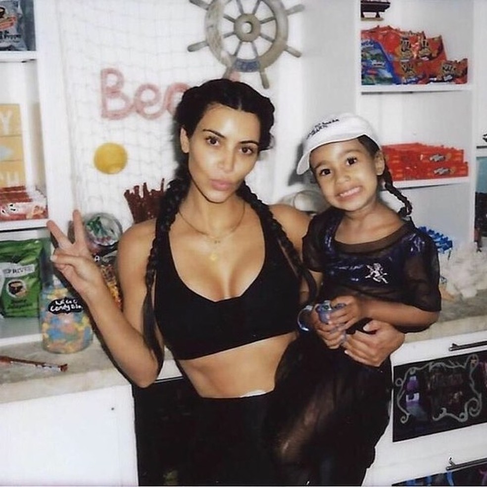 Kim Kardashian e North West (Foto: Instagram/Reprodução) — Foto: Glamour