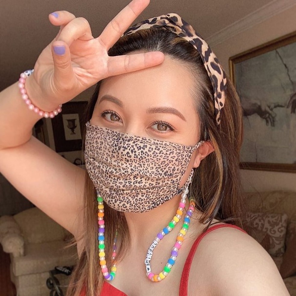 As gringas estão combinando as unhas com as máscaras (Foto:  ) — Foto: Glamour