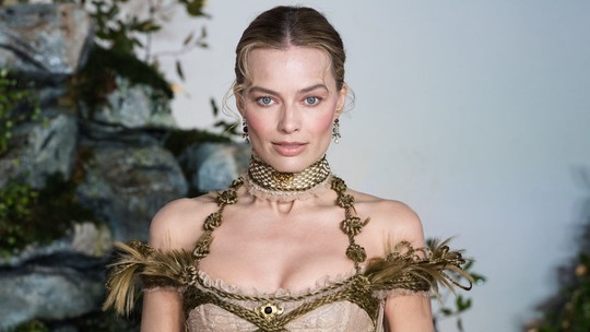 Margot Robbie revela que ator a presenteou com livro com recomendação para comer menos