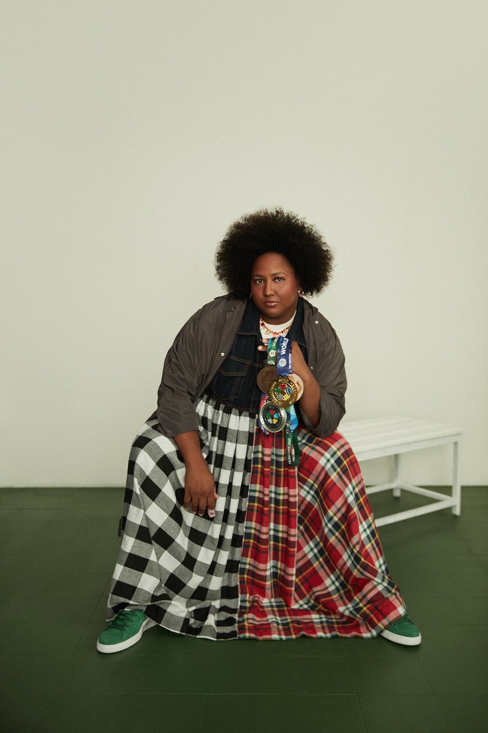 Beatriz Souza: "O esporte me mostrou o poder gigantesco que tenho dentro de mim" — Foto: Lorena Dini/Glamour Brasil. Look: Vestido, Martins; camiseta, Piet; sobretudo, Zara. Brinco, colar e anel; tudo Swarovski; tênis, Puma.